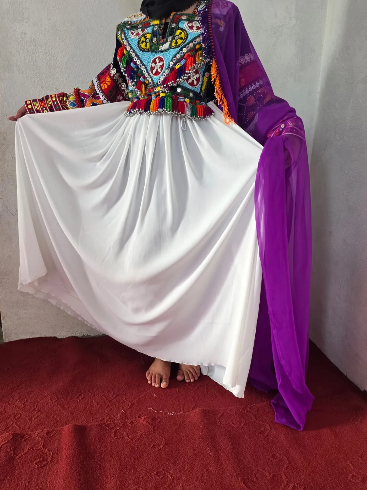 Gand Afghani – Festkleid – Weisser Rock, mehrfarbig besticktes Oberteil, violetter Schal