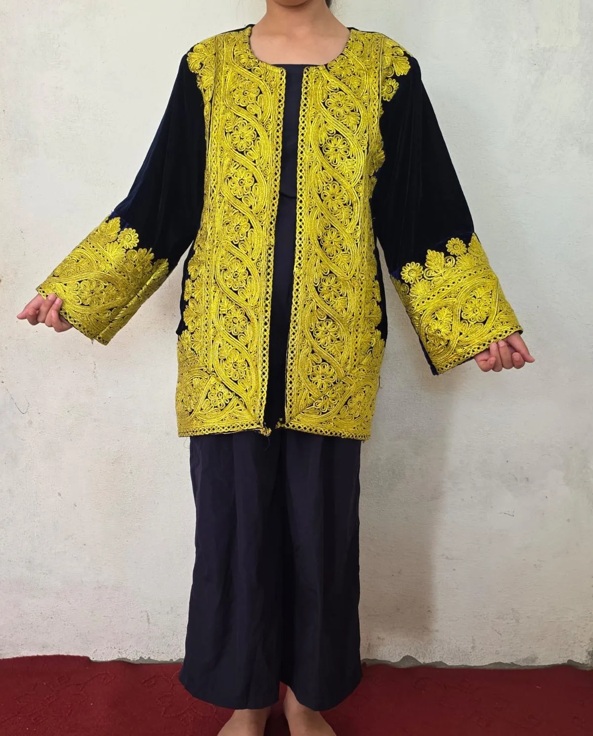 Afghanische Samtjacke, Goldstickerei – Schwarz mit goldener Stickerei
